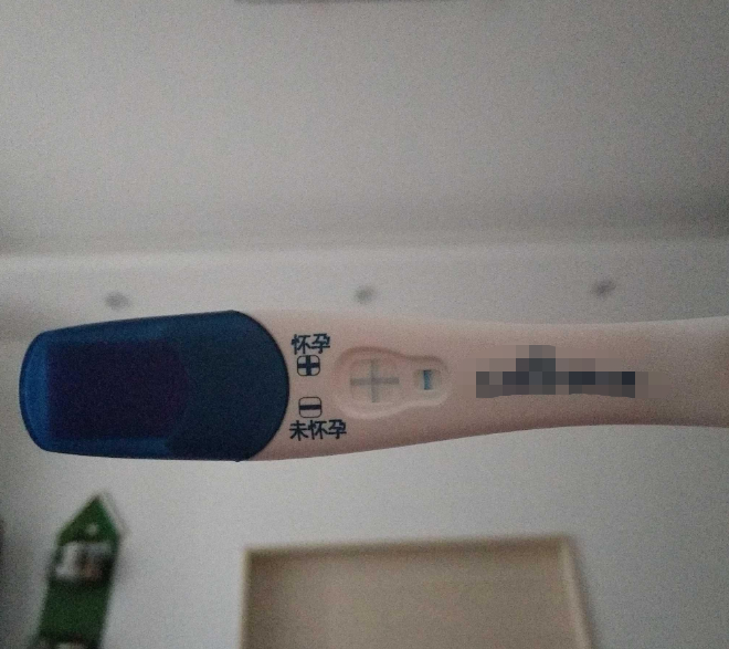 香港验血多少钱ibb513微信,验孕棒测出弱阳性，医生却说是妊娠生化，其实很多
